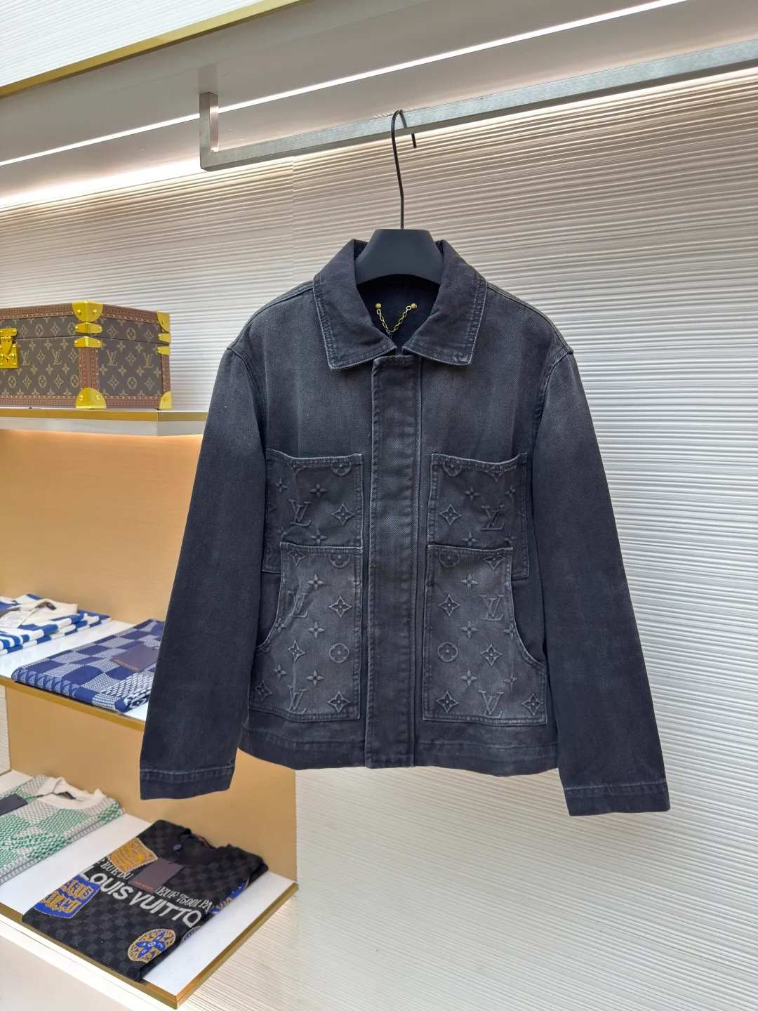 LOUIS VUITTON embossed pocket denim jacket ●Authentic product: Purchased and developed by 14219 ●Item number: 1680246-B95 ●Fabric: Denim denim fabric ●Technology: Heavy industrial washing ●Version: Fitted version ●Size: 46-48-50-52 ●Weight: about 1035g ●Description: The overall wiring is straight and delicate, the fabric is comfortable and soft, the color is consistent and there is no color difference